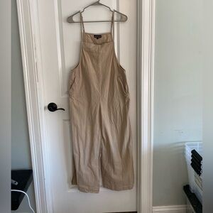 The Pyramid Collection Beige Apparel